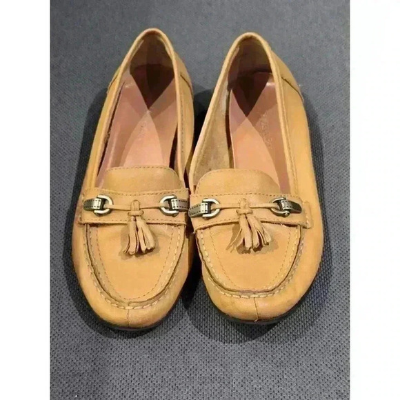 Women's St. John's Bay Tan Loafers Size 6.5 - Picture 1 of 8